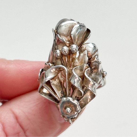 Stunning Vintage Southwestern Sterling Silver Squash Blossom Ring